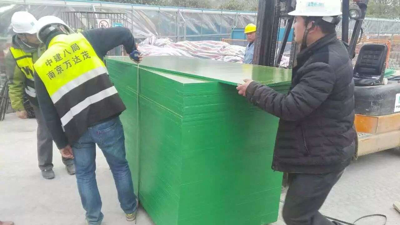 覆塑模板，萊亞普萊德